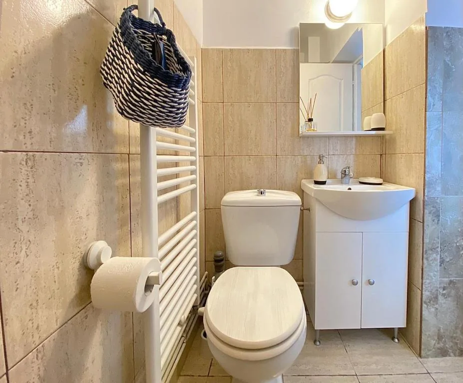 Baie privată a camerei cu paturi suprapuse