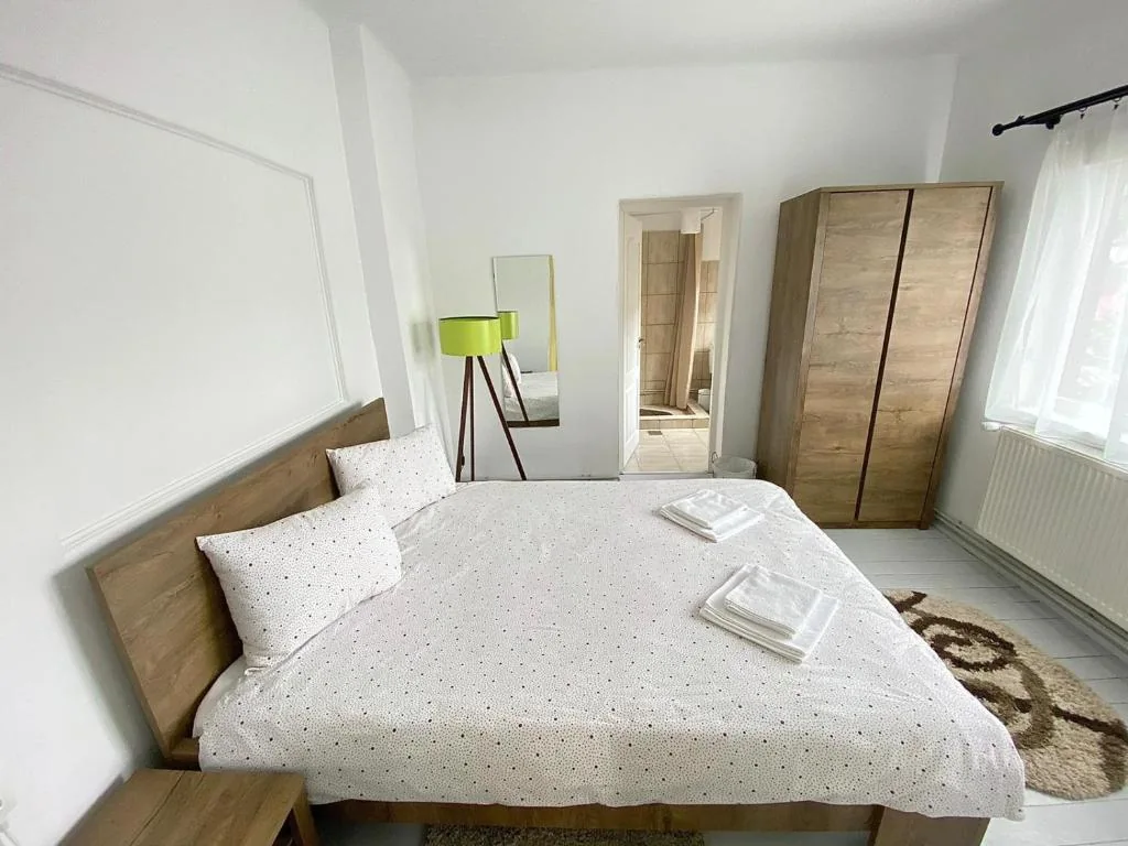 Cameră dublă cu mobilier din lemn